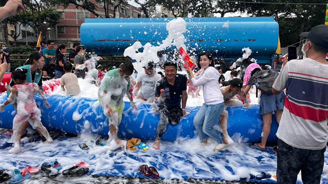 炎炎夏日，台中市立委第二选区参选人顏宽恒推出玩水的亲子巡迴活动，19日在乌日朝天宫广场热闹登场，吸引近千名大、小朋友嗨玩，暑气全消。（顏宽恒团队提供／潘虹恩台中传真）