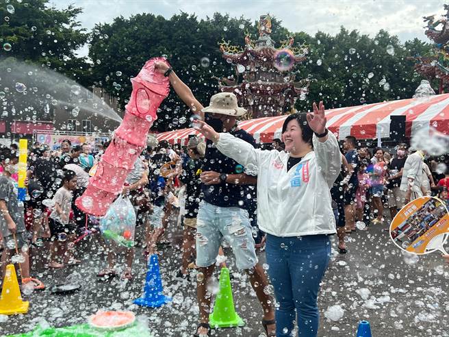 「疯宽夏日，亲子玩很大」活动19日在乌日朝天宫广场热闹登场，顏宽恒的家人也以「卡乐姊姊」的身分与小朋友互动，使出十八般武艺，与孩子创造欢乐回忆。（顏宽恒团队提供／潘虹恩台中传真）