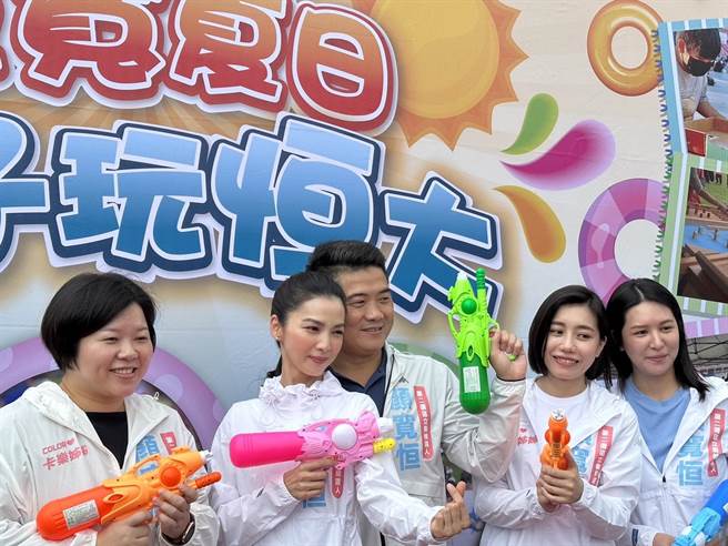 炎炎夏日，台中市立委第二选区参选人顏宽恒19日在乌日朝天宫广场举办亲子泡泡活动，顏宽恒的家人也以「卡乐姊姊」的身分到场与小朋友互动，成为现场「娇点」。（顏宽恒团队提供／潘虹恩台中传真）