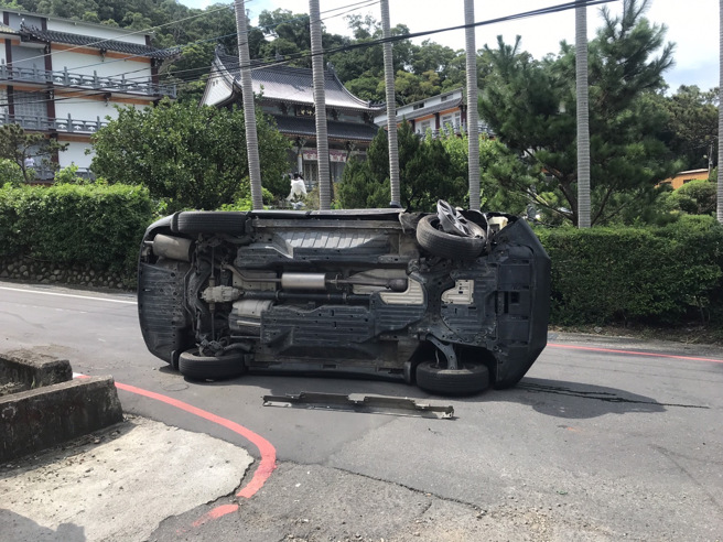 今（19）日下午14时许，新北市五股区垄鉤路发生一起自撞车祸，42岁林姓男驾驶小客车自撞后翻车。（图／警方提供）