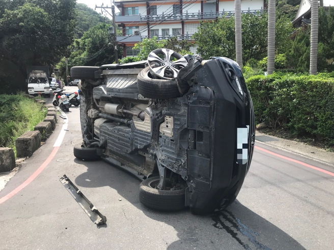 今（19）日下午14时许，新北市五股区垄鉤路发生一起自撞车祸，42岁林姓男驾驶小客车自撞后翻车。（图／警方提供）