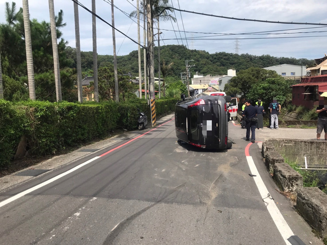 今（19）日下午14时许，新北市五股区垄鉤路发生一起自撞车祸，42岁林姓男驾驶小客车自撞后翻车。（图／警方提供）