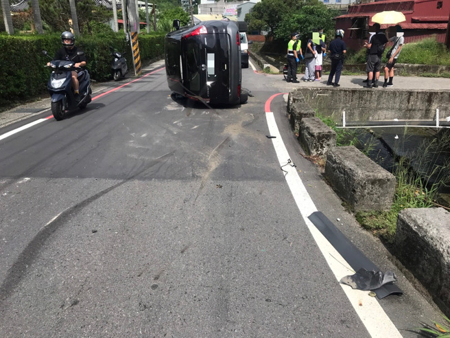 今（19）日下午14时许，新北市五股区垄鉤路发生一起自撞车祸，42岁林姓男驾驶小客车自撞后翻车。（图／警方提供）