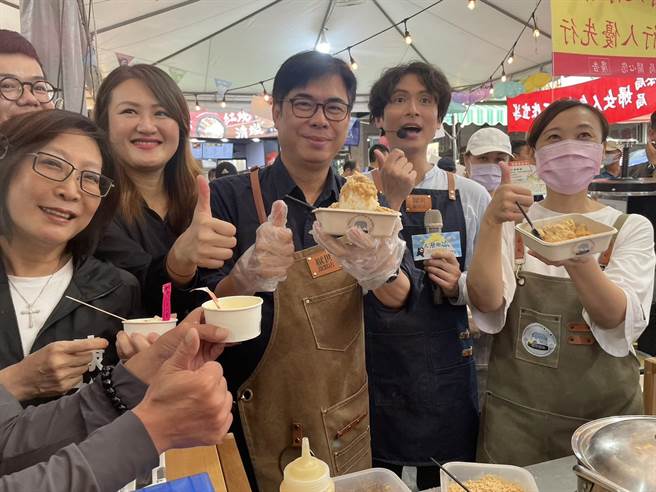 2023.08.19高雄▲「大港阅冰」冰品嘉年华19日在哈玛星滨海一路鼓山轮渡站前盛大开幕，许多游客前来朝圣，高雄市长陈其迈也特别前往会场与民眾一同共襄盛举，他更与店家一同制作创意冰品。（洪浩轩摄）