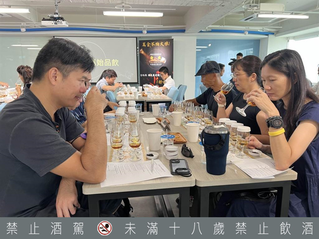 「金威奖」秋季大赏台中场盲饮结果19日出炉，TOP 3分别为汀士顿12年、吉拉12年、亚伯乐12年。(林金池摄) ★《中时新闻网》关心您：饮酒过量，有碍健康。酒后不开车，安全有保障！