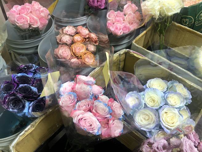 镀色进口玫瑰因为花色变化特殊，受到不少年轻人喜爱，像星空蓝、美人鱼等都很热门。（张芷瑜摄）