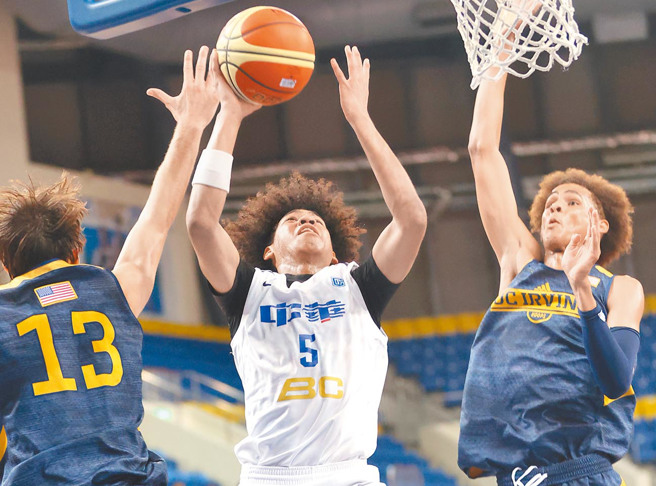 贺博（中）硬闯美国队禁区。（中华篮协提供）