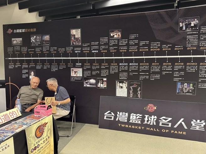 陈祖烈(左)跟李道远相谈甚欢。(黄及人摄)