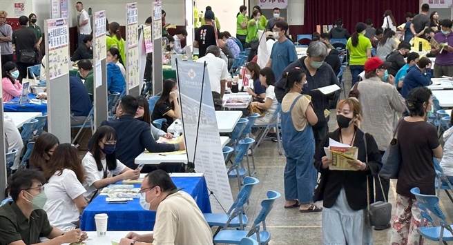 国家科学及技术委员会南部科学园区管理局与高雄市政府劳工局19日在国立冈山高级农工职业学校合办徵才活动。（南科管理局提供／林瑞益高雄传真）