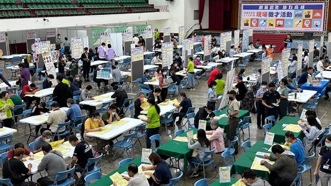 国家科学及技术委员会南部科学园区管理局与高雄市政府劳工局19日在国立冈山高级农工职业学校合办徵才活动，民眾询问度高。（南科管理局提供／林瑞益高雄传真）