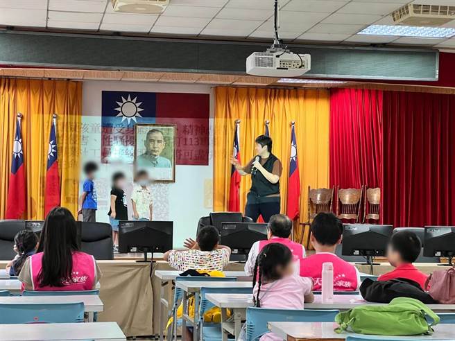 天使心家族社会福利基金会台中服务处18日安排13名「爱奇儿」小朋友及兄弟姊妹至台中市警察局乌日分局参访，家防官张雅惠教导爱奇儿防身技巧与逃脱术。（乌日警分局提供／潘虹恩台中传真）