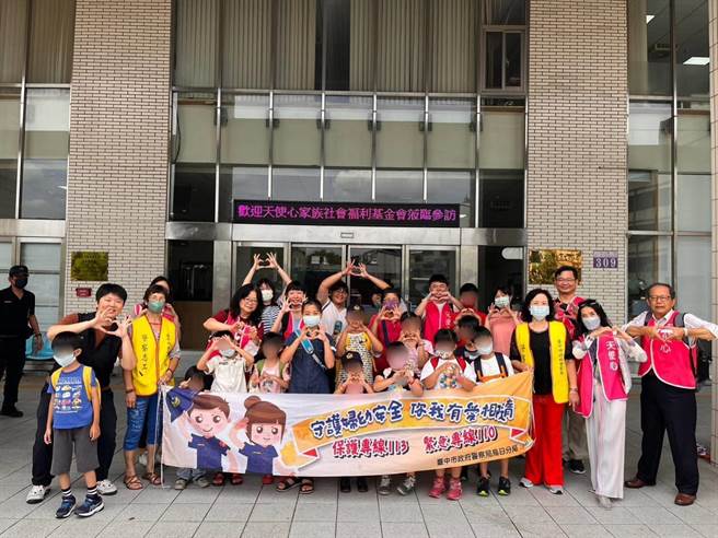 为了让孩子能多元探索自在成长，天使心家族社会福利基金会台中服务处18日安排13名「爱奇儿」小朋友及兄弟姊妹至台中市警察局乌日分局参访。（乌日警分局提供／潘虹恩台中传真）