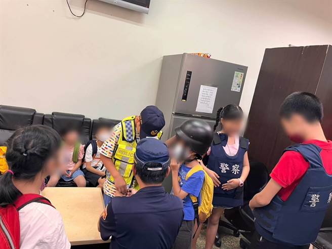 天使心家族社会福利基金会台中服务处18日安排13名「爱奇儿」小朋友及兄弟姊妹至台中市警察局乌日分局参访，孩童们兴奋穿上装备，体验警察的工作。（乌日警分局提供／潘虹恩台中传真）