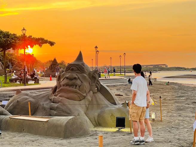 迈入第6年的「2023八里城市沙雕展」今(19)日在新北市八里隆重登场，今年的沙雕主题特别以「神‧话八里」为主题，规画设计五大区的神话故事。(黄敬文翻摄)