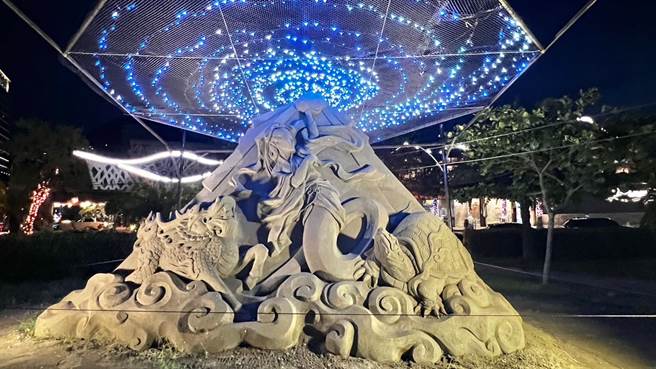 东方神话区的「女娲补天」沙雕。(黄敬文翻摄)