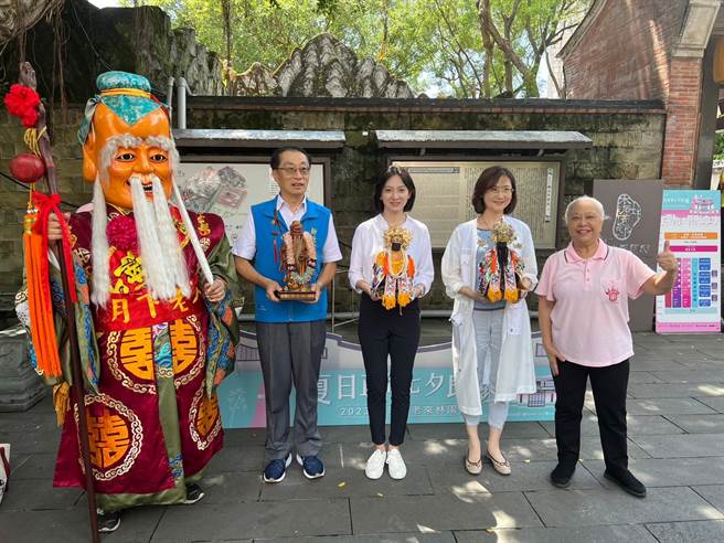 文化局长张䕒育、青年局长邱兆梅、板桥区长陈奇正迎请台北霞海城隍庙城隍爷、城隍夫人、月老蒞临驻驾板桥林家花园。（王扬杰摄）