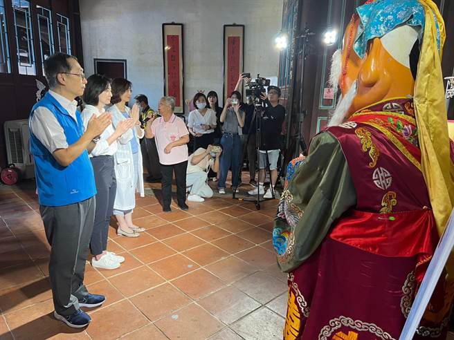 文化局长张䕒育、青年局长邱兆梅、板桥区长陈奇正迎请台北霞海城隍庙城隍爷、城隍夫人、月老蒞临驻驾板桥林家花园。（王扬杰摄）