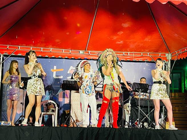 一年一度的七夕情人节将至，三重区公所提前在今(19)日晚间于三重碧华布街举办「七夕布织乐」活动，以温柔的情歌、优美的爵士音乐欢庆。(黄敬文翻摄)