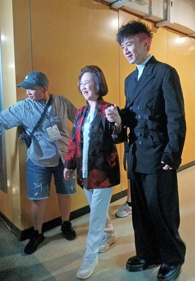 古巨基（右）今晚牵着琼瑶一路护送她步入演唱会会场。（尤嬿妮摄）