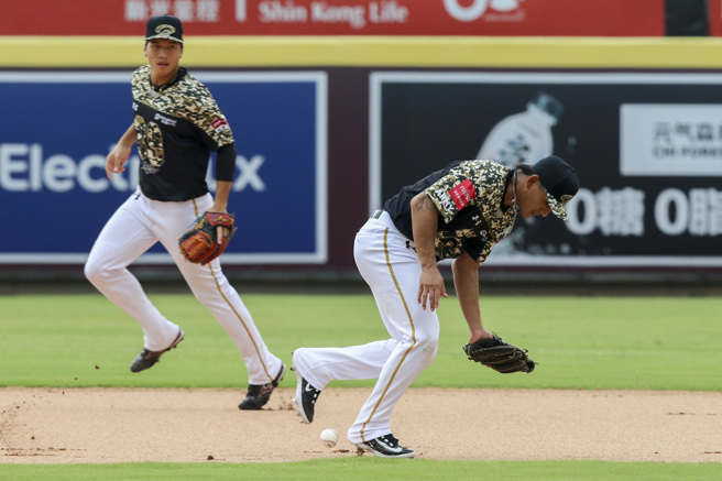 台灣旅外好手林子偉19日在樂天主場迎來中華職棒初登板，在經典賽的加持下，球迷對於他的打擊和守備表現都有所期待，不過他卻在首局第1顆球的守備就發生接球失誤，引起現場球迷一片譁然。（陳麒全攝）