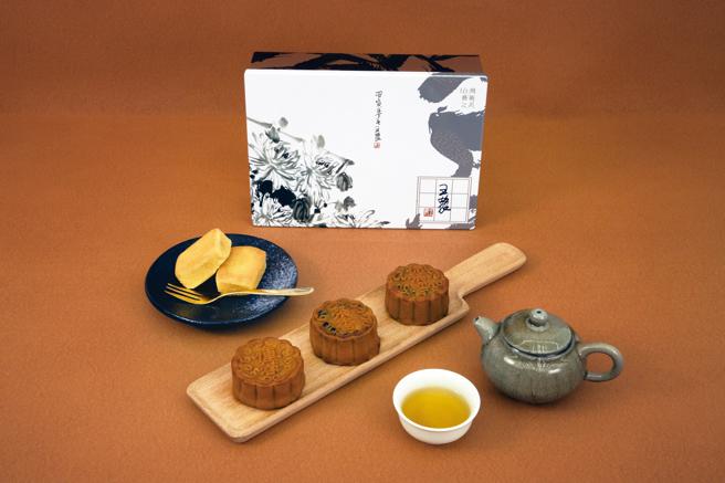 昇恆昌X舊振南 百年老店經典秋菊綜合廣式小餅以王農藝術家獨家包裝。（昇恆昌提供／古明弘台北傳真）