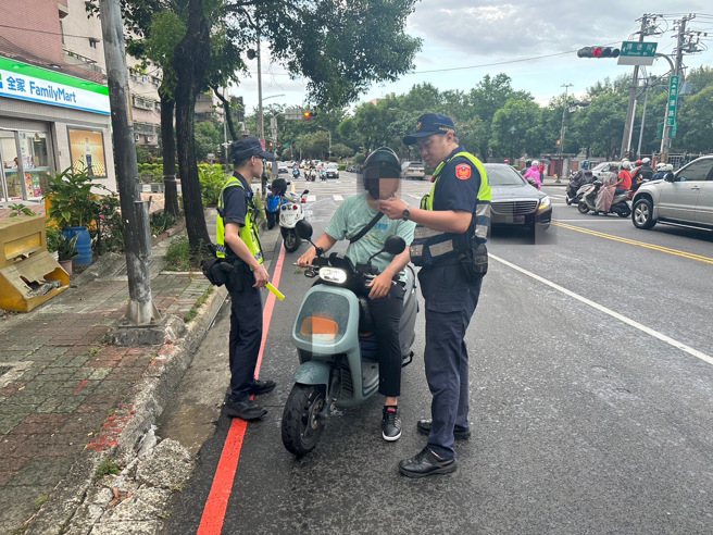 中和警為守護用路人交通安全，遏止車輛違規肇事等狀況，加強對汽機車駕駛未停讓行人等各項交通違規進行取締。（圖／警方提供）