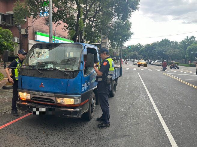 中和警為守護用路人交通安全，遏止車輛違規肇事等狀況，加強對汽機車駕駛未停讓行人等各項交通違規進行取締。（圖／警方提供）