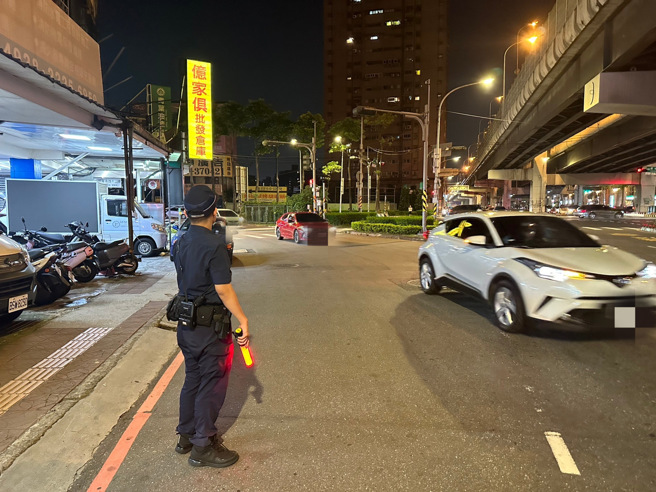中和警為守護用路人交通安全，遏止車輛違規肇事等狀況，加強對汽機車駕駛未停讓行人等各項交通違規進行取締。（圖／警方提供）