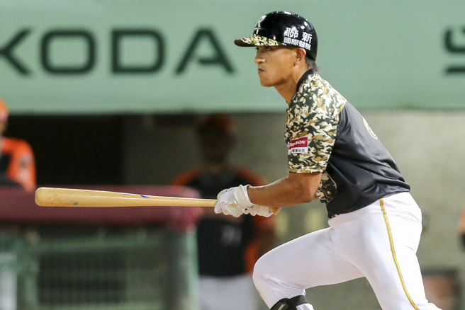 台灣旅外好手林子偉19日在樂天主場迎來中華職棒初登板，中職首場出賽擔任樂天桃猿先發游擊手、打第6棒，1局上首次守備機會就發生失誤，6局下從統一獅黃竣彥手中敲出左外野平飛安打，中職首安在第3打席出爐，林子偉站上一壘時先抬頭感謝，再與隊友擊拳。（陳麒全攝）