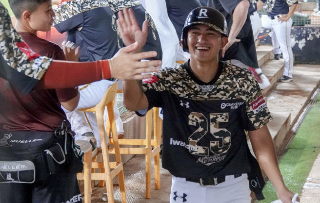 樂天桃猿林子偉跑回得分後與隊友擊掌。（陳麒全攝）