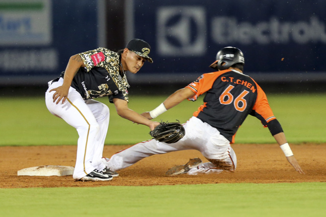 樂天桃猿林子偉在二壘刺殺統一獅陳重廷。（陳麒全攝）