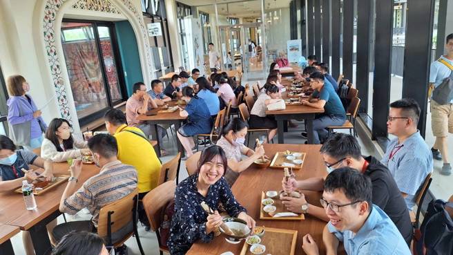 大家来到客家电视剧《茶金》剧组取景地点之一，重温剧中经典场景，品尝下午茶点。(戴志扬翻摄)