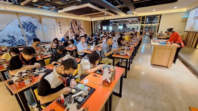 大家来到客家电视剧《茶金》剧组取景地点之一，重温剧中经典场景。(戴志扬翻摄)