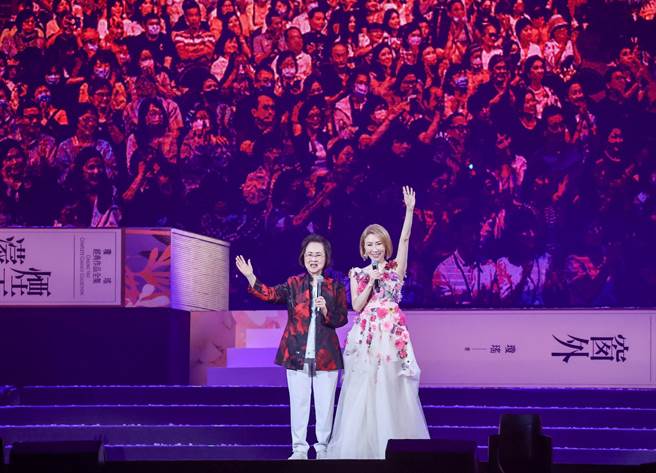 李翊君今演唱會尾聲與瓊瑤同台。（羅永銘攝）