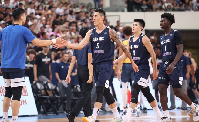 刘铮(中)、林庭谦与阿巴西(右)。(中华篮协提供)