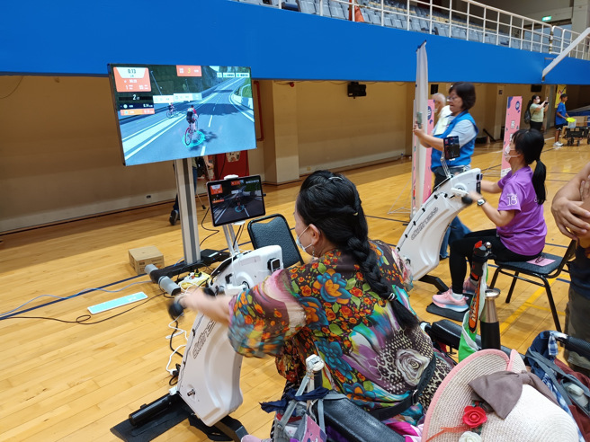 手搖車AR體驗大受歡迎。（新北市體育處提供）