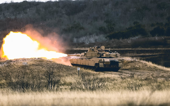 2021月22日，德州第1骑兵师第3装甲旅级战斗队第的装甲兵和他们当时刚收到的M1A2 SEPv3 艾布兰主力坦克资料照 。（DVIDS）