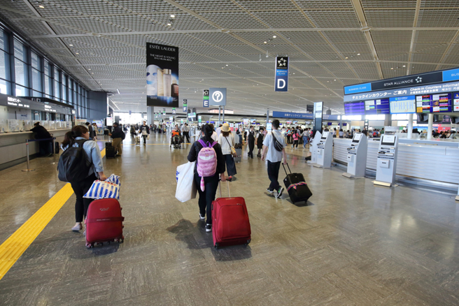 一名男網友赴日旅遊，卻因為刺青緣故，3度被日本海關攔下全面搜身。(圖為成田機場／shutterstock)