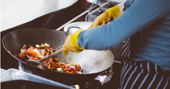 若想有效保存蔬菜中的维生素C，得以清蒸、微波、油炒的方式来进行烹调。（图／unsplash）