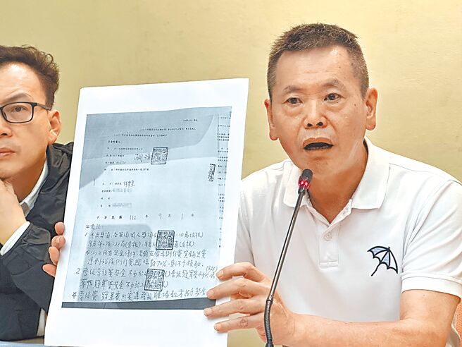 林为洲立委现场出示攻城狮跟林秉圣双方签下的合约内容。（黄及人摄）