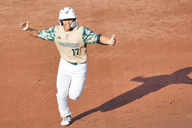 范宸竣不仅在威廉波特世界少棒锦标赛与加拿大之战敲出全垒打，更与两位队友联手投出完全比赛。（美联社）