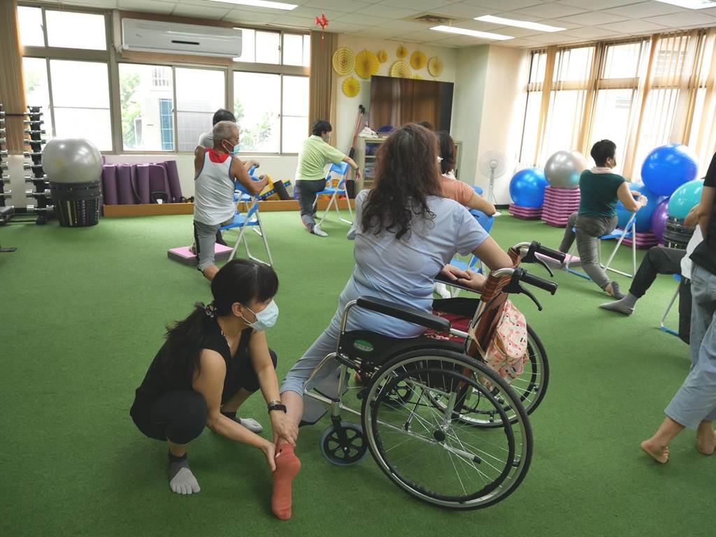 被醫生判定站起來機會渺茫，阿雪在美善台江健身俱樂部復健、運動下，漸漸擺脫輪椅。（美善基金會提供／曹婷婷台南傳真）