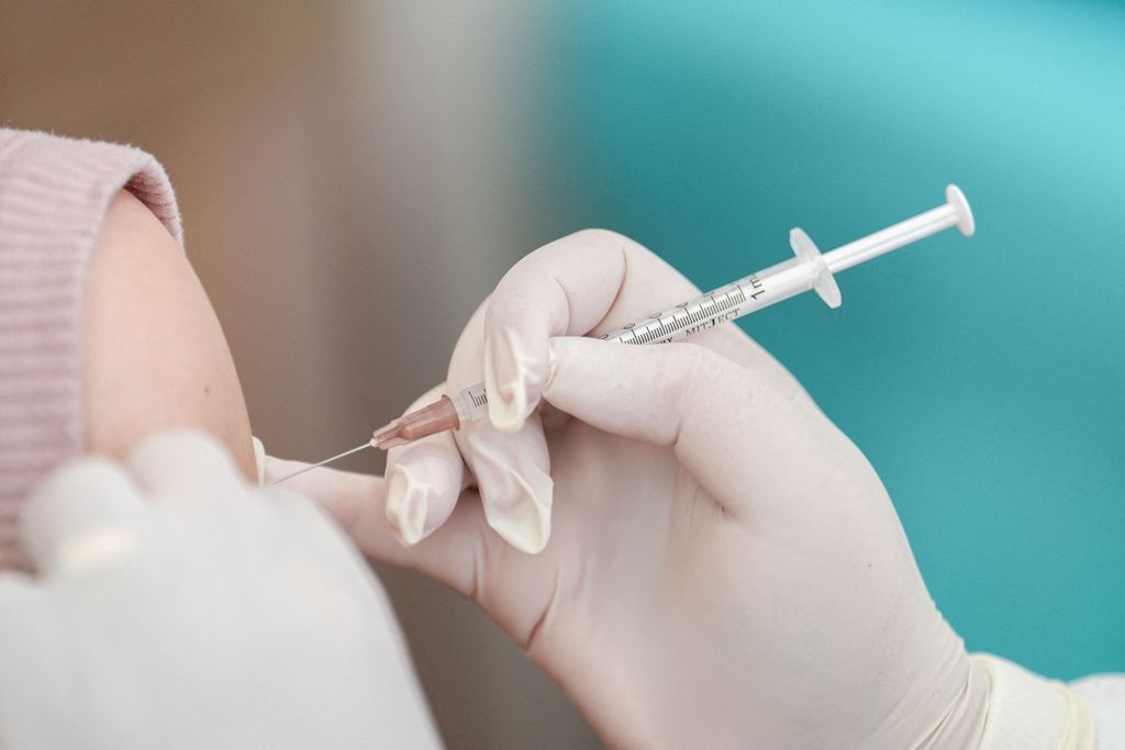 德国最新研究指出，接种新冠疫苗追加剂时，若打在和前一剂同只手臂上，负责攻击病毒的「杀手T细胞」会明显增加。（资料照／路透）(photo:ChinaTimes)