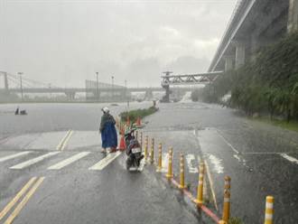 板橋瞬間炸雨！馬路秒變「漂漂河」 在地人驚：摩托車都倒了
