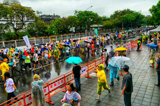 台南3歲女童斑馬線遭車輾斃  父北上冒雨遊行：盼台灣交通可以更好