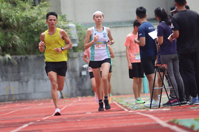 陳彥龍（左）、黃敏惠（右）取得印尼國際定向越野錦標賽國家隊代表資格。（中華民國定向越野協會）