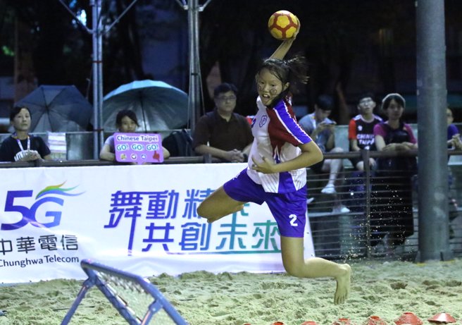U12女生組中華A隊鄭喬尹攻勢凌厲。（國際巧固球總會提供）