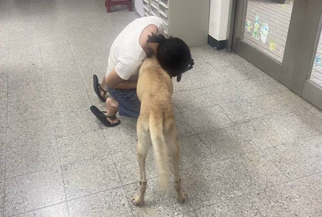 林女与爱犬水管。（照片 / 警方提供）