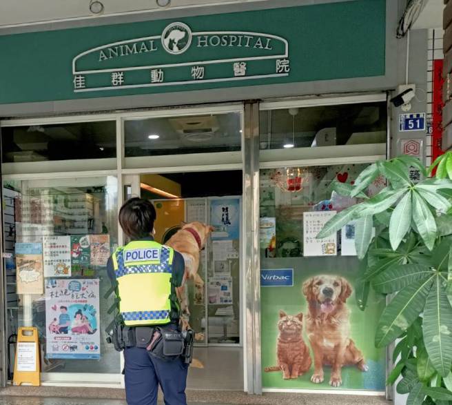 员警抱着走丢小狗到动物医院。（照片 / 警方提供）