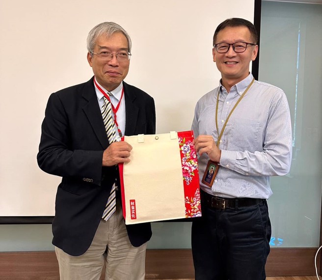 謝金河（左）近日前往創意電子參訪，右為該公司總經理戴尚義。（翻攝自謝金河臉書）